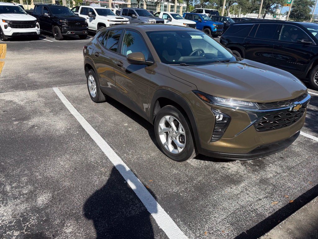 Used 2024 Chevrolet Trax LS w/ LS Convenience Package FWD image 2