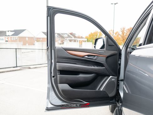 Used 2019 Cadillac Escalade ESV Luxury AWD/4WD image 41
