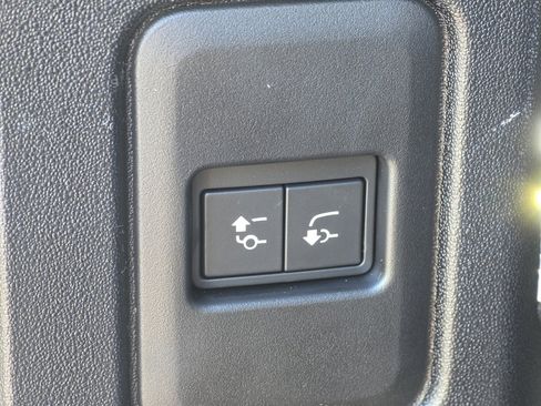 Used 2025 Land Rover Defender 110 X-Dynamic SE image 19