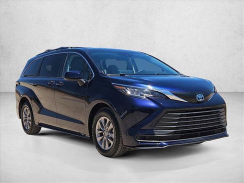 Used 2022 Toyota Sienna LE FWD image 3