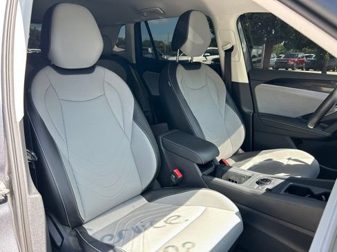 Certified 2025 Volkswagen Tiguan SE FWD image 44