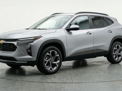 Used 2025 Chevrolet Trax LT FWD image 3