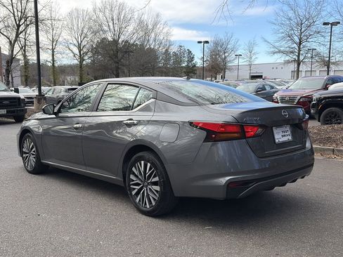 Used 2024 Nissan Altima 2.5 SV image 3