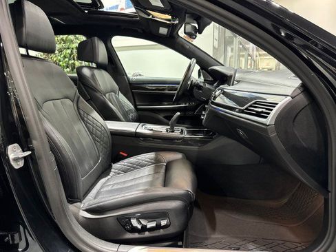 Used 2020 BMW 750i xDrive w/ Executive Package image 45