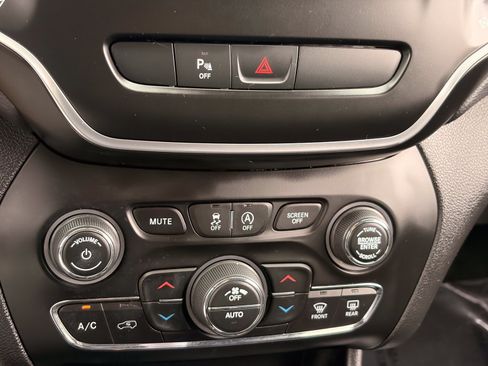 Used 2019 Jeep Cherokee Latitude Plus FWD image 22