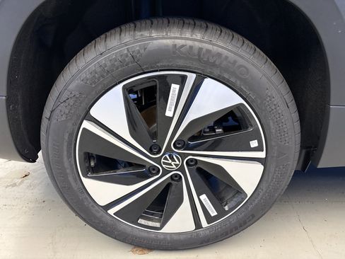 New 2026 Volkswagen Taos SE image 8