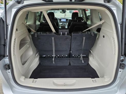 Used 2023 Chrysler Pacifica Touring-L FWD image 12
