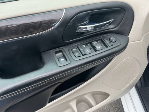 Used 2014 Chrysler Town & Country Touring-L FWD image 13