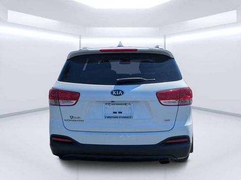 Used 2018 Kia Sorento FWD image 4