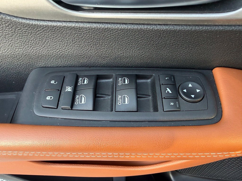 Used 2025 Chrysler Pacifica Pinnacle FWD image 16