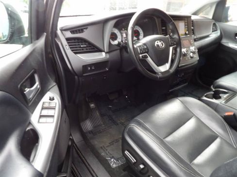 Used 2019 Toyota Sienna SE Premium FWD image 10