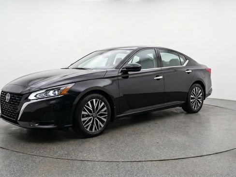 Used 2025 Nissan Altima 2.5 SV FWD image 3