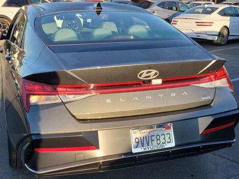 Used 2025 Hyundai Elantra Limited image 19