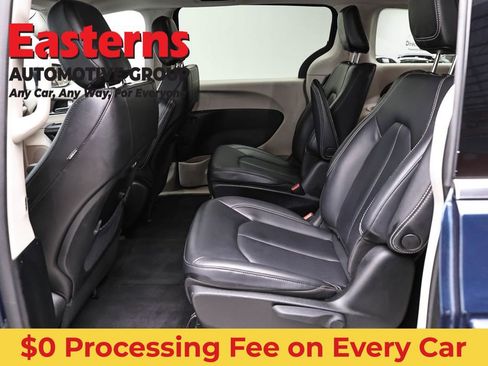 Used 2023 Chrysler Pacifica Touring-L FWD image 23