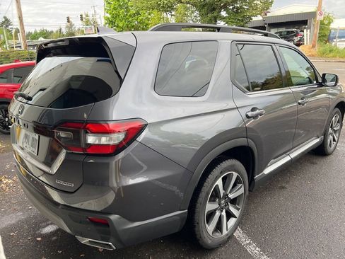 Used 2025 Honda Pilot Touring image 4