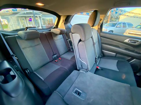 Used 2018 Nissan Pathfinder SV image 11