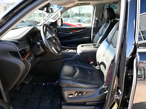 Used 2017 Cadillac Escalade ESV Luxury image 17