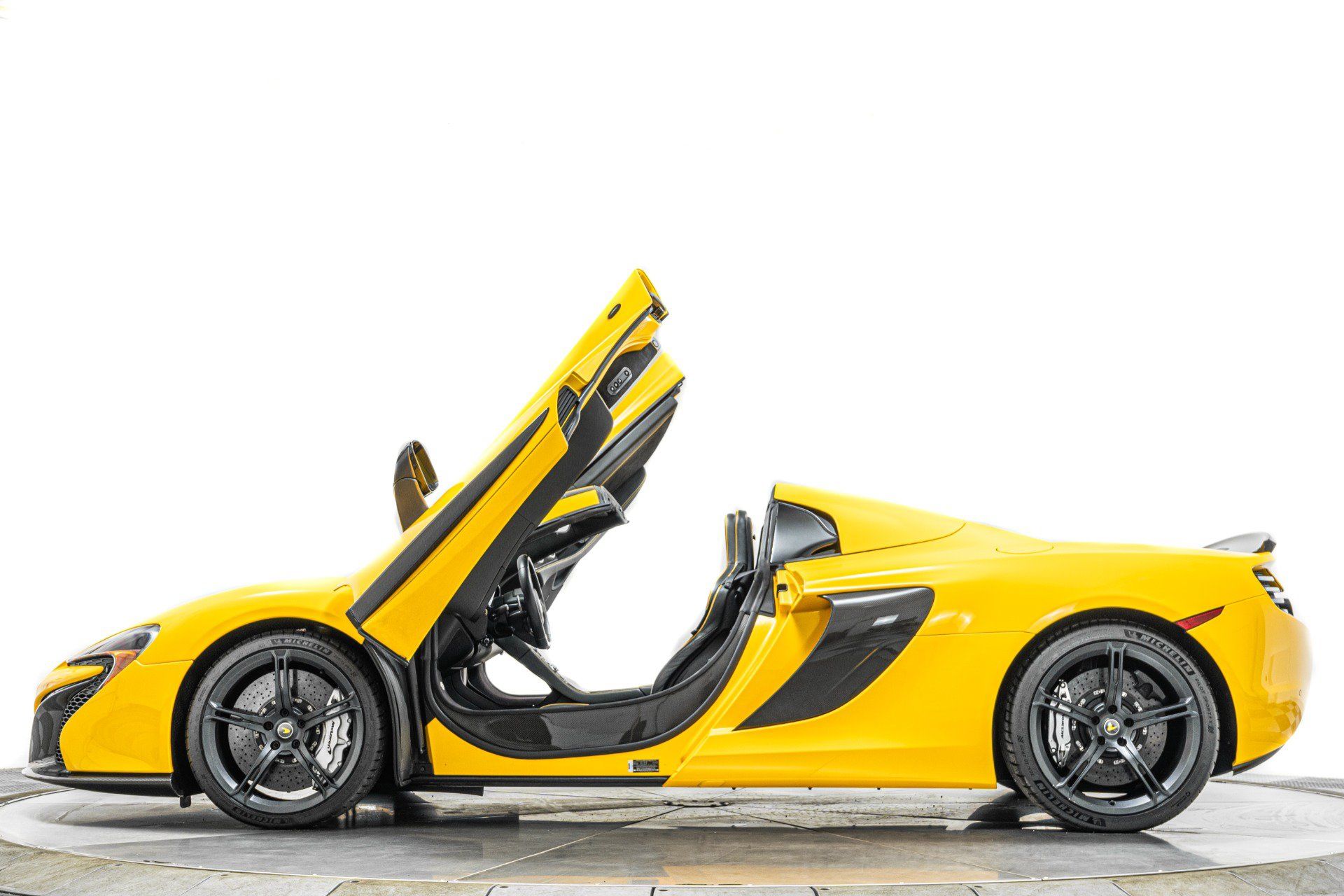 Used 2015 McLaren 650S Spider RWD image 32