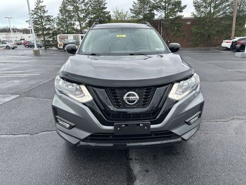 Used 2018 Nissan Rogue SV image 2