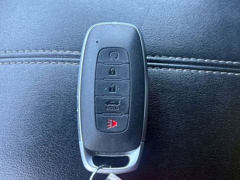 Used 2025 Nissan Pathfinder SV FWD image 27