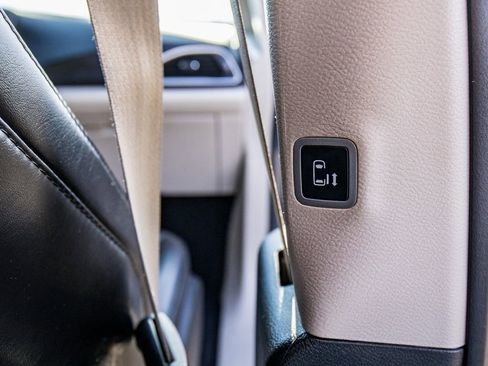 Used 2023 Chrysler Pacifica Touring-L image 20