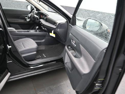 Certified 2025 Nissan Kicks SV image 11