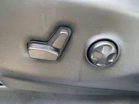 Used 2025 Chrysler Pacifica Select image 35