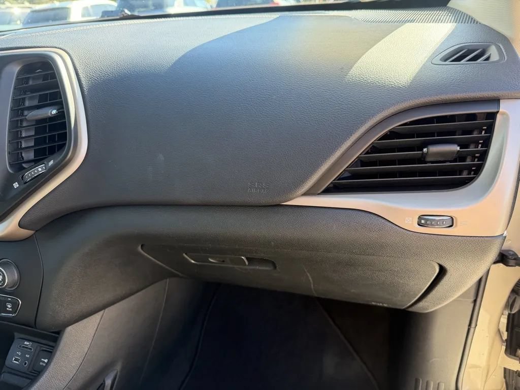 Used 2015 Jeep Cherokee Limited FWD image 28