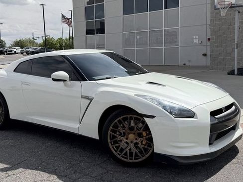 Used 2009 Nissan GT-R Premium AWD/4WD image 2