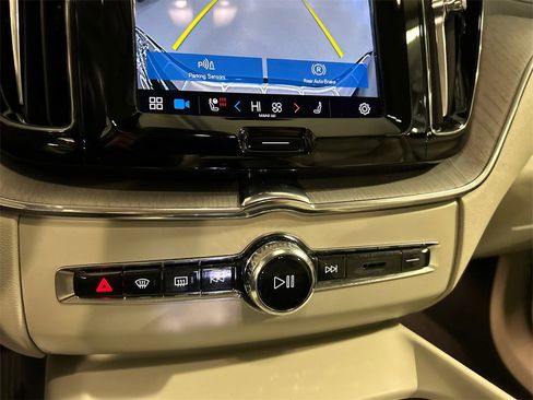 Certified 2023 Volvo XC60 B5 Ultimate w/ Climate Package image 18