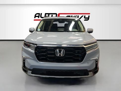 Used 2025 Honda Pilot Touring image 2
