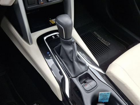 Certified 2022 Toyota Corolla Cross XLE image 17