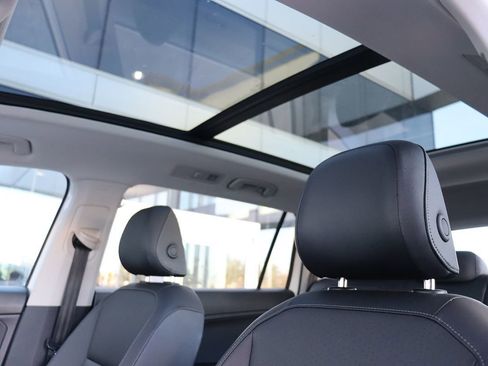 Used 2020 Volkswagen Tiguan SE w/ Panoramic Sunroof Package image 11