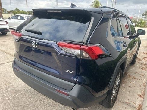 Used 2020 Toyota RAV4 XLE Premium FWD image 7