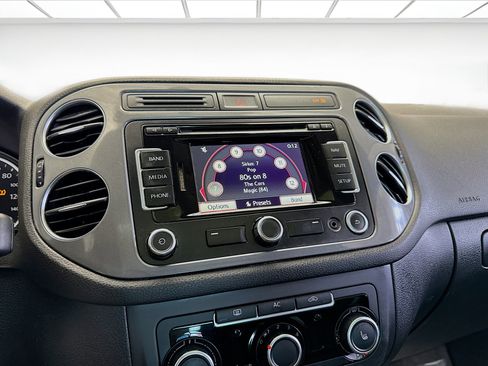 Used 2012 Volkswagen Tiguan SE image 6