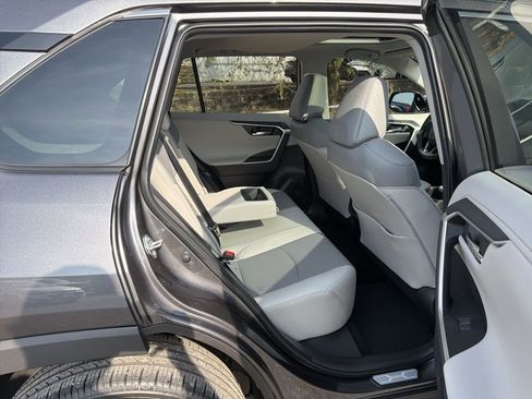 Used 2025 Toyota RAV4 Limited image 31