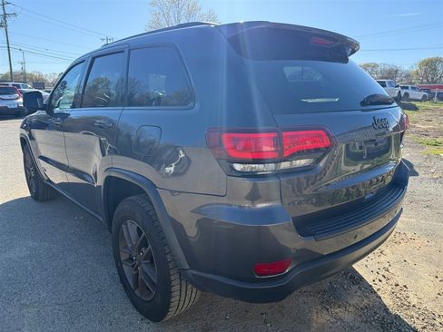 Used 2017 Jeep Grand Cherokee Laredo image 3