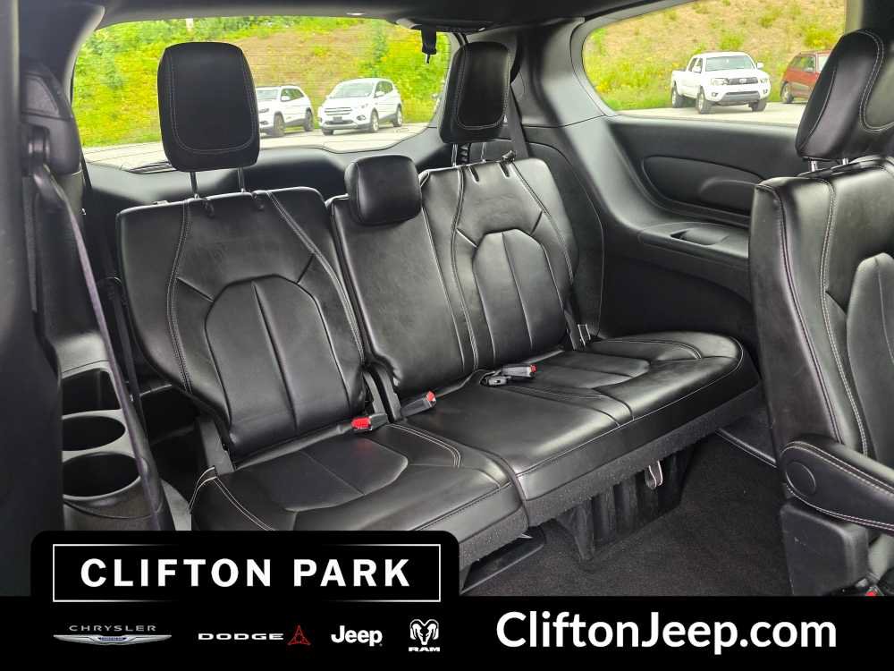 Certified 2025 Chrysler Pacifica Select FWD image 18