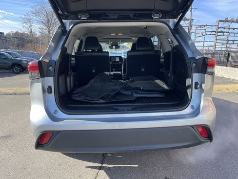 Used 2022 Toyota Highlander XLE image 13