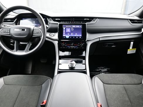 New 2025 Jeep Grand Cherokee Altitude AWD/4WD image 9