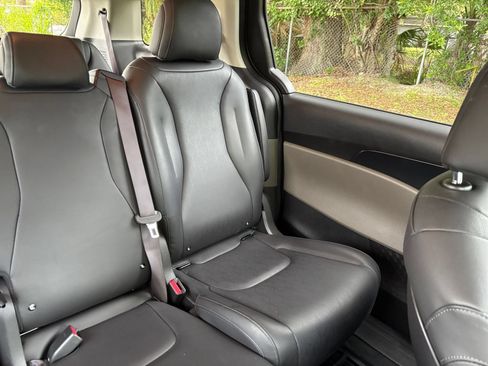 Used 2026 Kia Carnival FWD image 40