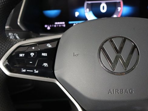 Used 2024 Volkswagen Tiguan SE R-Line FWD image 8