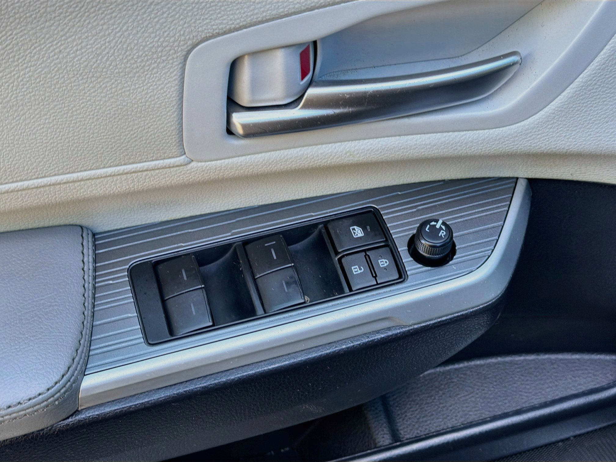 Used 2025 Toyota Sienna XLE FWD image 14
