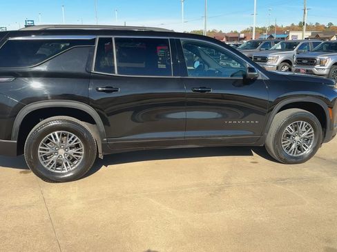 Used 2024 Chevrolet Traverse LT image 2