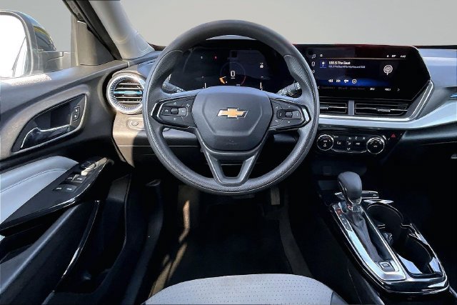 Used 2025 Chevrolet Trax LT FWD image 8