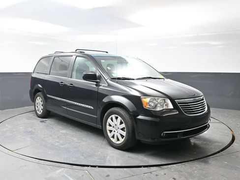 Used 2016 Chrysler Town & Country Touring FWD image 5