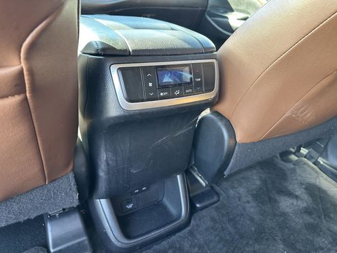 Used 2017 Toyota Highlander Limited image 14
