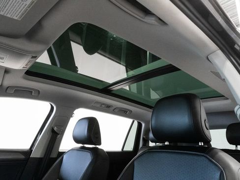 Used 2023 Volkswagen Tiguan SE w/ Panoramic Sunroof Package FWD image 9