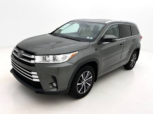 Used 2017 Toyota Highlander XLE AWD/4WD image 4