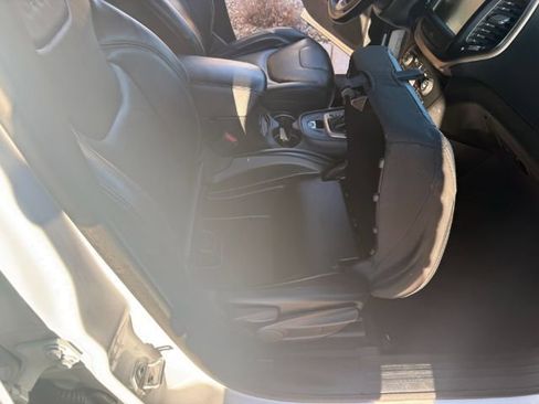 Used 2017 Jeep Cherokee Limited image 18